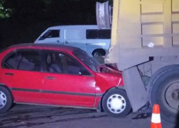 Anciano pierde el control de su vehículo y mata a dos trabajadores en carretera de Oro