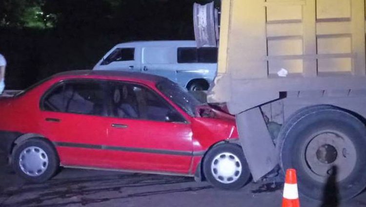 Anciano pierde el control de su vehículo y mata a dos trabajadores en carretera de Oro