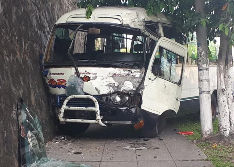 Lesionados y daños materiales deja accidente de tránsito sobre la alameda Manuela Enrique Araujo