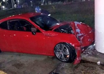 Mujer estrella vehículo deportivo en redondel Masferrer