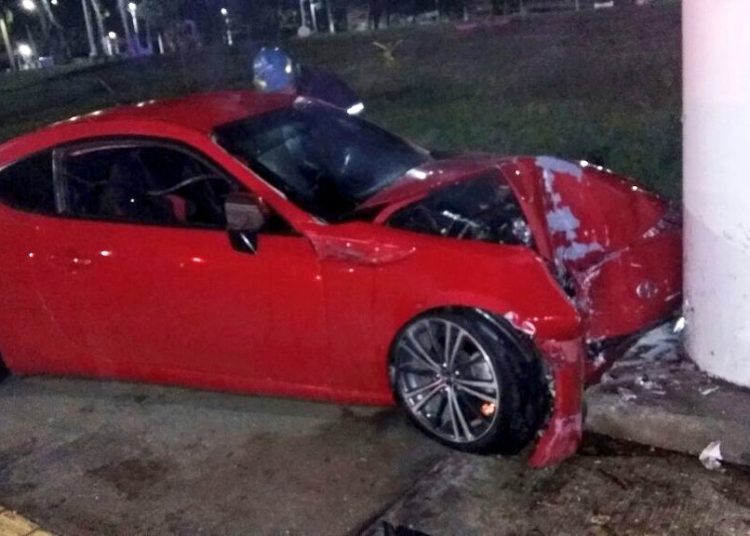 Mujer estrella vehículo deportivo en redondel Masferrer