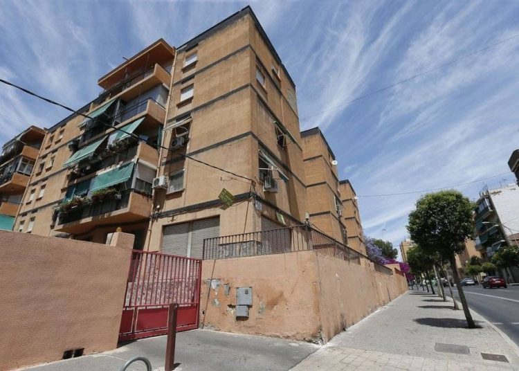 (VIDEO) Dos obreros salvan a un bebé que cae desde un cuarto piso