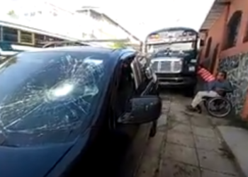 Motorista y cobrador de ruta 208 atacan a un conductor con discapacidad