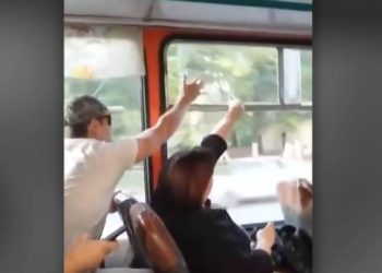 Un hombre y una mujer se enfrentan por abrir y cerrar la ventana de un autobús