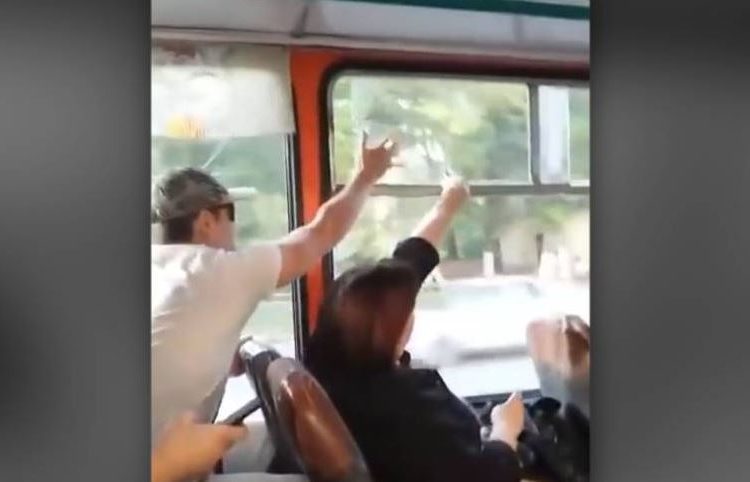 Un hombre y una mujer se enfrentan por abrir y cerrar la ventana de un autobús