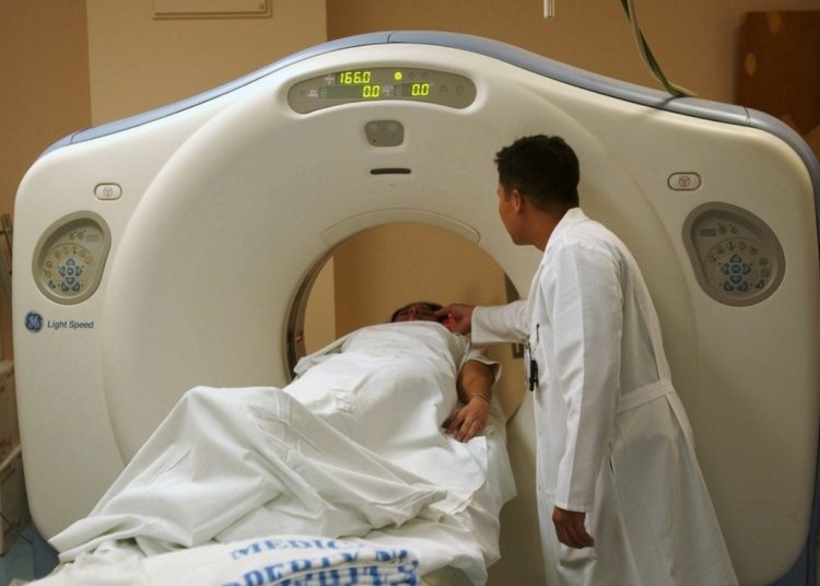 Médicos localizan cien huevos de gusano en el cerebro de una niña en la India