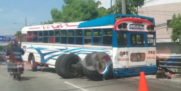 Bus pierde eje trasero en pleno tránsito en Antiguo Cuscatlán