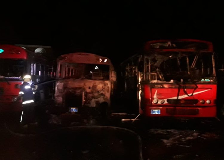 Incendio destruye dos unidades del transporte de la ruta 10 en Ciudad Delgado