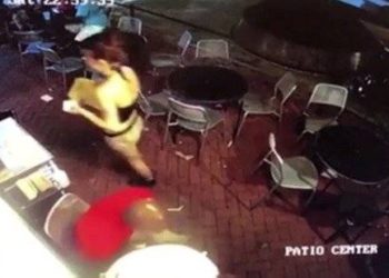 [VIDEO] Tocó las partes íntimas de la camarera y esta le dio una lección que jamás olvidará