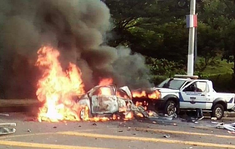 Dos agentes de la PNC lesionados tras explosión de coche bomba en Chalatenango