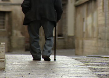 (Video) Un anciano es «tragado» por la tierra