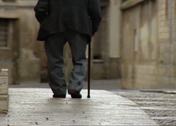 (Video) Un anciano es «tragado» por la tierra