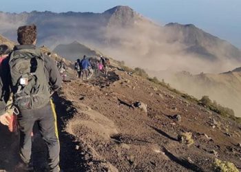 Más de 689 montañeros atrapados en una isla de Indonesia por un terremoto