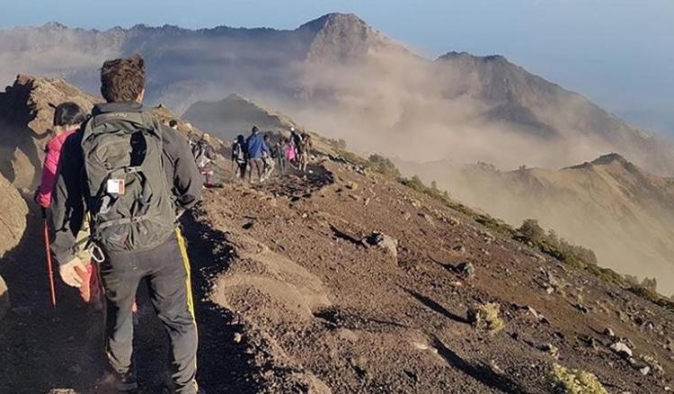 Más de 689 montañeros atrapados en una isla de Indonesia por un terremoto