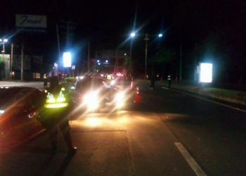 Capturan a mujer que conducía tras consumir seis cervezas