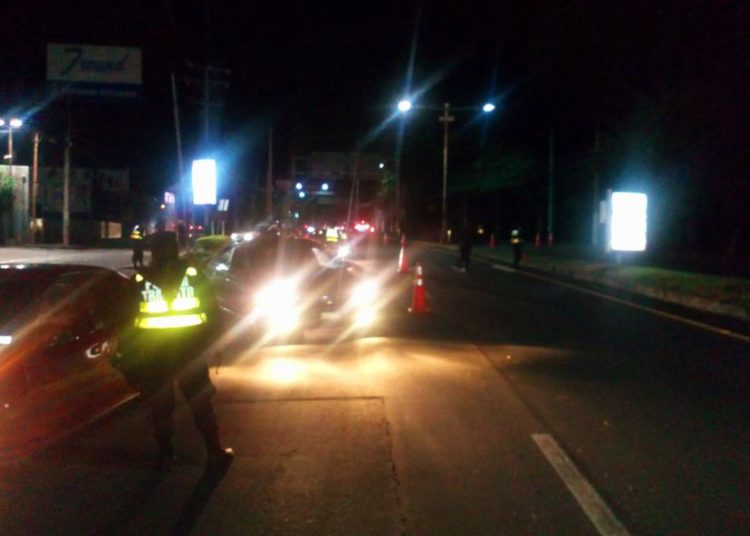 Capturan a mujer que conducía tras consumir seis cervezas