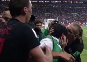 El famoso beso del croata Domagoj Vida a un fotoperiodista salvadoreño