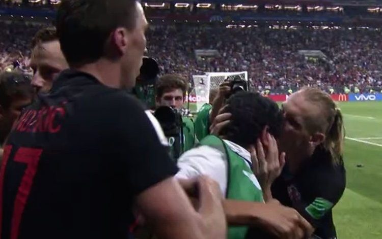 El famoso beso del croata Domagoj Vida a un fotoperiodista salvadoreño