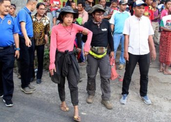 Rescatan a 550 montañeros atrapados en un volcán de Indonesia