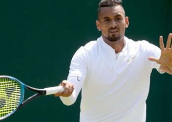 Tenista australiano deja llorando a una alcanzapelotas