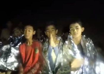 Primeras clases de buceo para los niños atrapados en una cueva en Tailandia