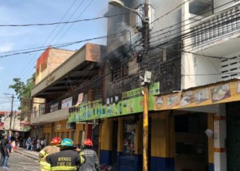 Se incendia centro comercial El Buen Precio en el centro de San Salvador