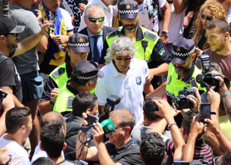 (Videos) Masivo recibimiento y desbordantes muestras de cariño para “El Mágico” en Cádiz