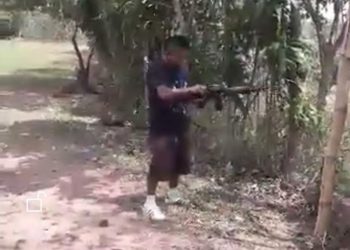[VIDEO] Presunto marero realiza prácticas de tiro con armas de grueso calibre en San Miguel