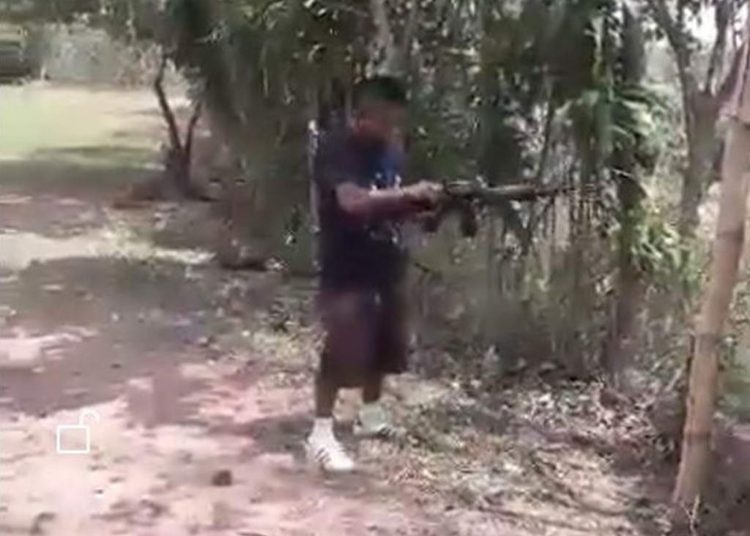 [VIDEO] Presunto marero realiza prácticas de tiro con armas de grueso calibre en San Miguel