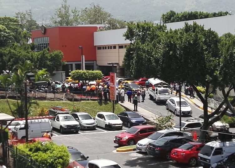 Hombre apuñala a su mujer en ataque de celos al interior de Metrosur