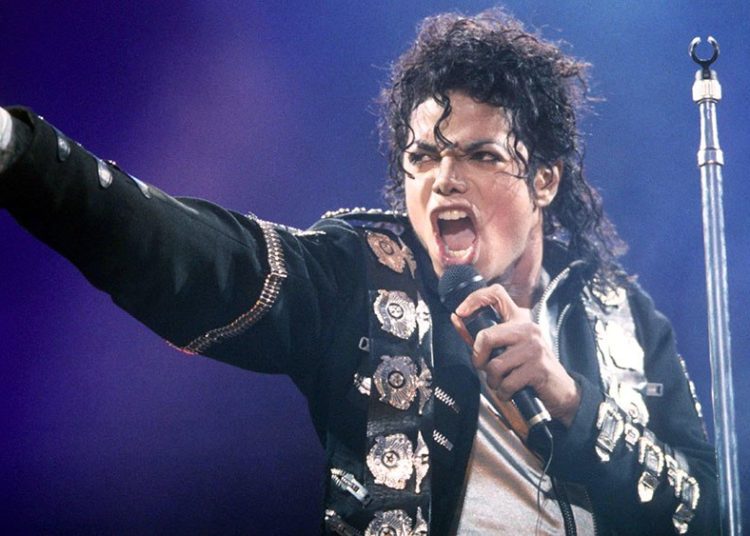 Médico de Michael Jackson revela que el cantante fue «castrado químicamente» por su padre