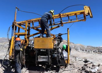 Descubren en Perú una enorme mina de litio y uranio