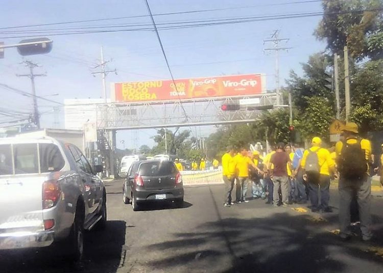 Empleados del MOP cierran un tramo de la Alameda Manuel Enrique Araujo