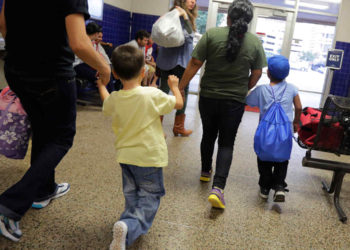 Gobierno de Trump pide mayor plazo para reunir a niños migrantes con sus padres