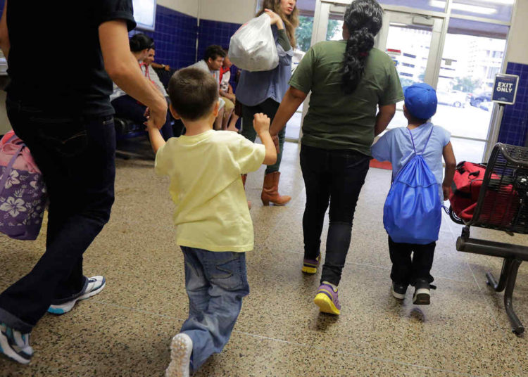 Gobierno de Trump pide mayor plazo para reunir a niños migrantes con sus padres