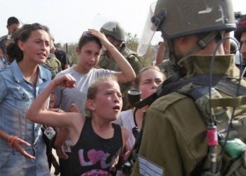 Liberan a adolescente palestina que abofeteó a un soldado de Israel