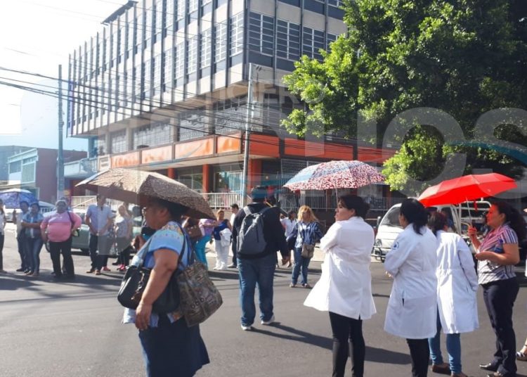 Sindicalistas del hospital Bloom exigen nivelación salarial