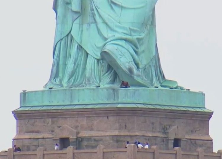 [VIDEO] Capturan a mujer que escalaba Estatua de La Libertad en protesta por política migratoria de Trump