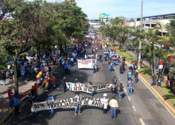 Sindicalistas marchan contra privatización del agua