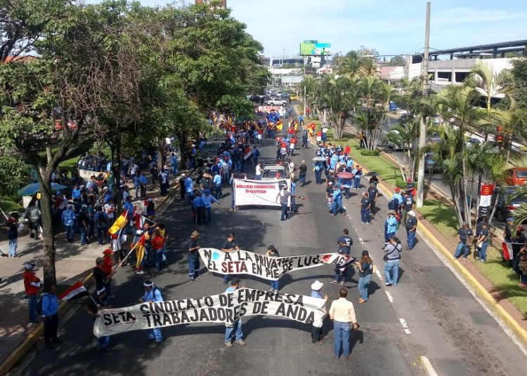 Sindicalistas marchan contra privatización del agua