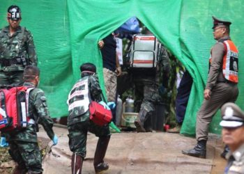 Rescatan al octavo niño atrapado en la cueva de Tailandia