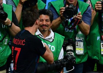 (VIDEO) Fotoperiodista salvadoreño anuncia que publicará un libro sobre sus vivencias y éxitos