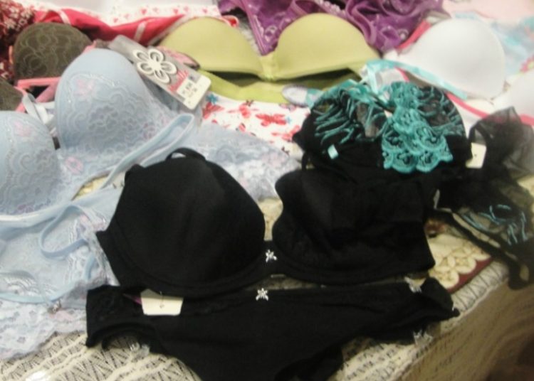 Descubren a una fiscal de Mejicanos hurtando ropa interior en un supermercado