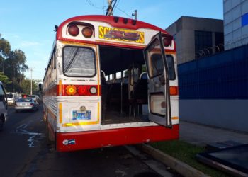 Conato de incendio genera pánico en usuarios de autobús de la ruta 52