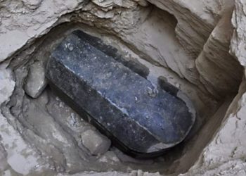 Abren el misterioso sarcófago negro hallado en Egipto