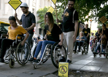 La ciudad en silla de ruedas: sortear obstáculos sin entrar en pánico
