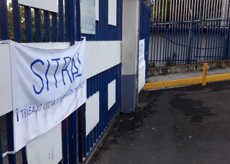 Sindicalistas bloquean portones de Asamblea Legislativa por despido de empleados