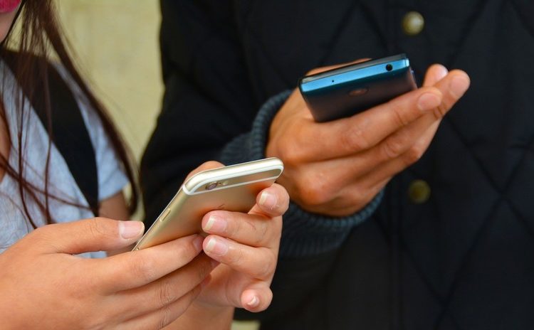 Teléfonos Huawei y Xiaomi son más baratos porque podrían espiar y robar datos de sus usuarios
