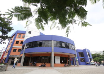 Destituyen a catedrático acusado de acosar y agredir a una estudiante de la UES