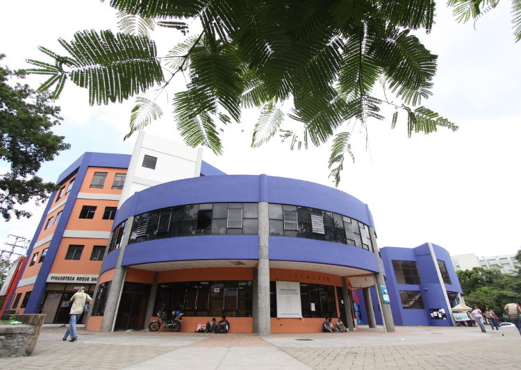 Destituyen a catedrático acusado de acosar y agredir a una estudiante de la UES